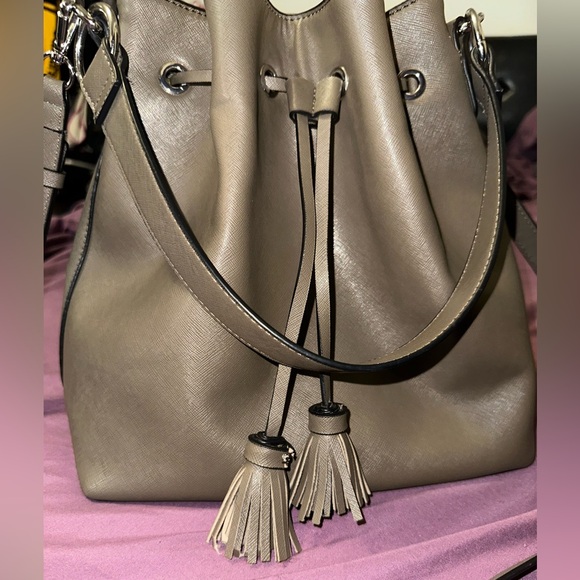 Guess Bucket Bag - Picture 5 of 13